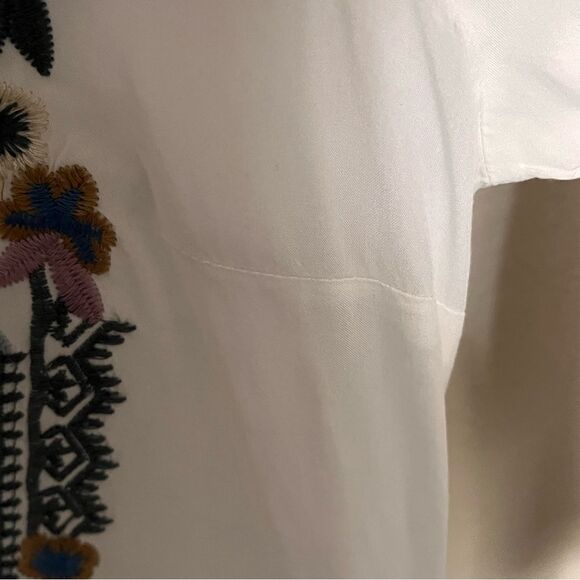 Solitaire White Tunic with Multicolor Embroidery and Tab Sleeves Size Medium - Picture 11 of 12